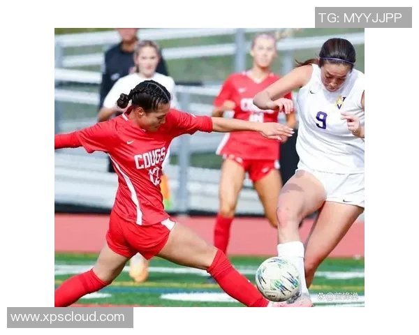 与足球明星合影的女性性格揭秘:她们为何成为镜头焦点背后的秘密